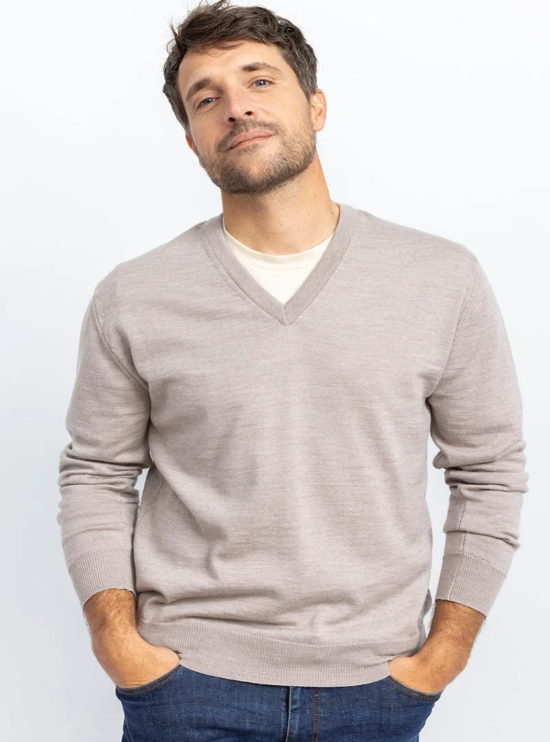 Pull homme encolure V 100% laine mérinos beige sable