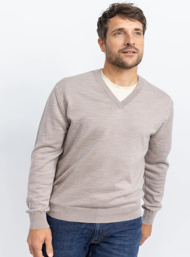 Pull homme encolure V 100% laine mérinos beige sable