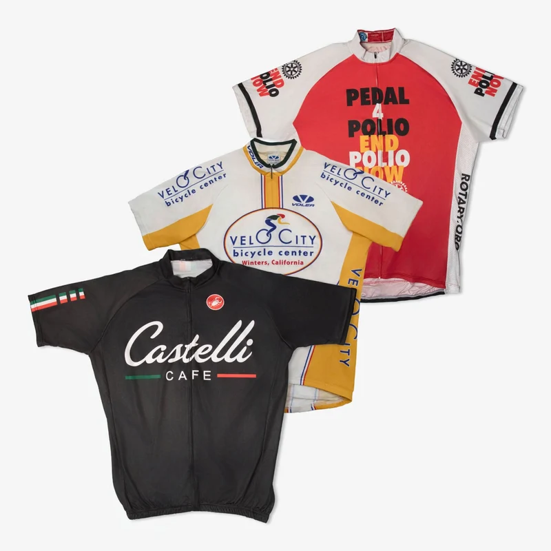 Lot de 70 t‑shirts de cyclisme