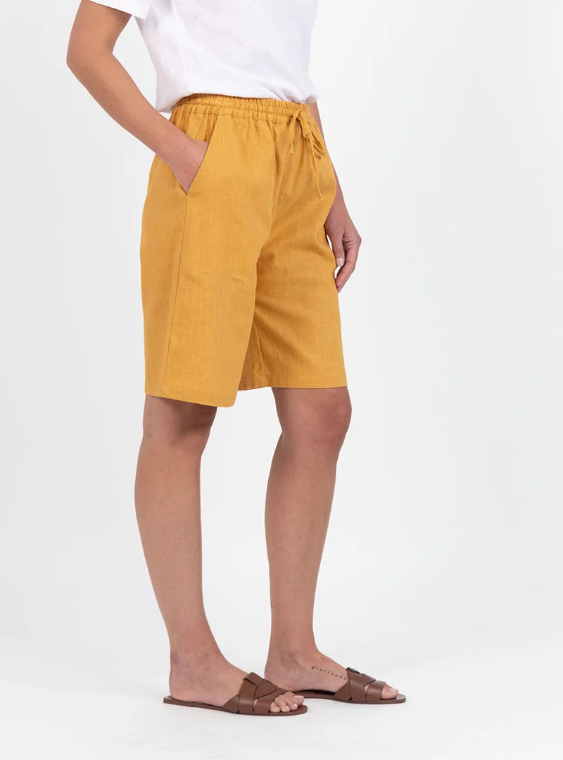 Bermuda femme en lin et coton jaune safran