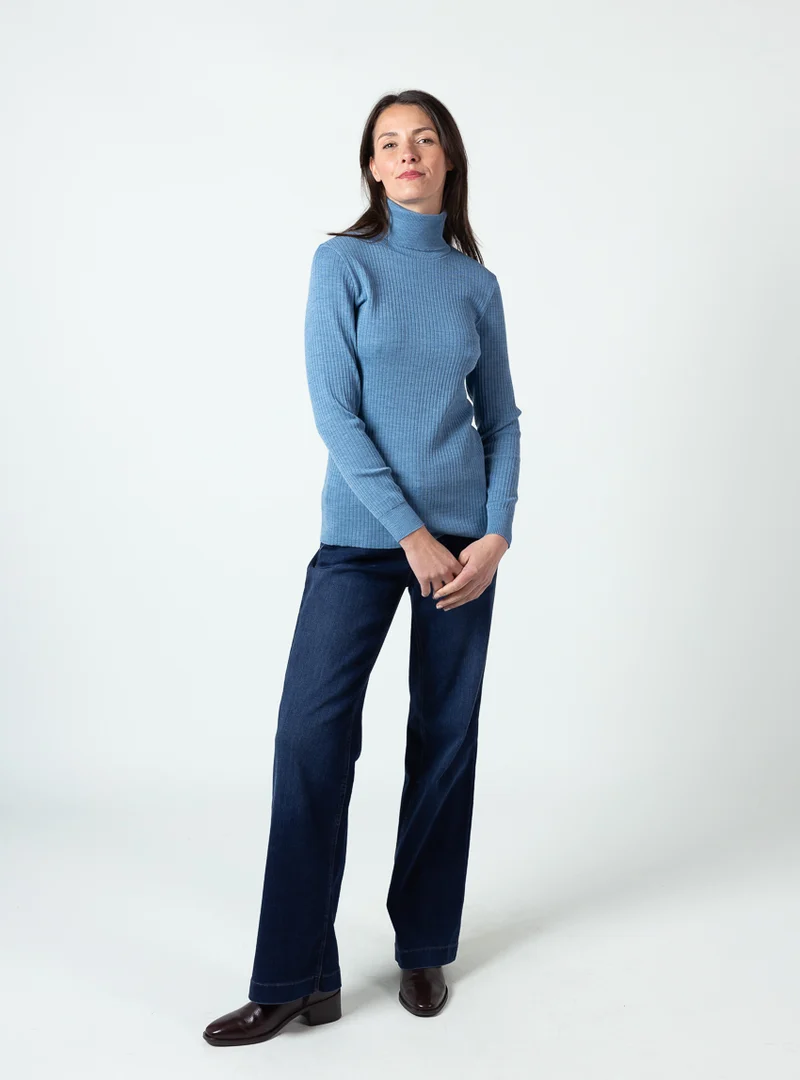 Pull femme col roulé en laine mérinos bleu nordique