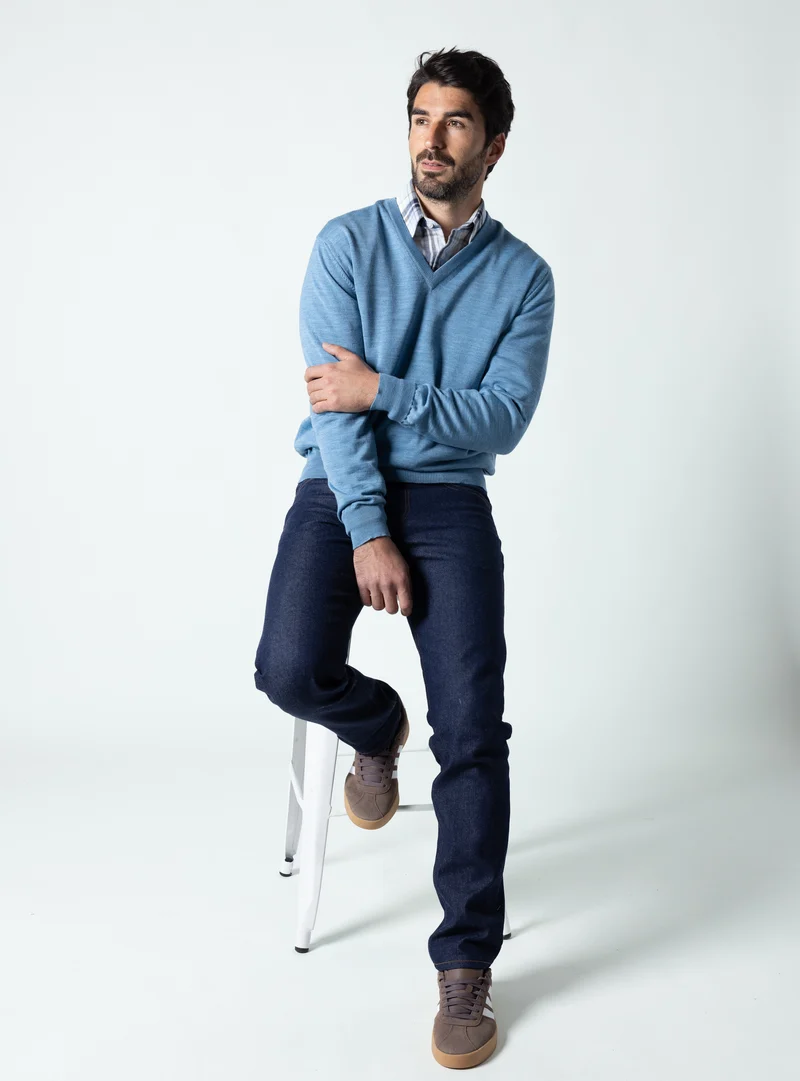 Pull col V homme en laine merinos bleu nordique