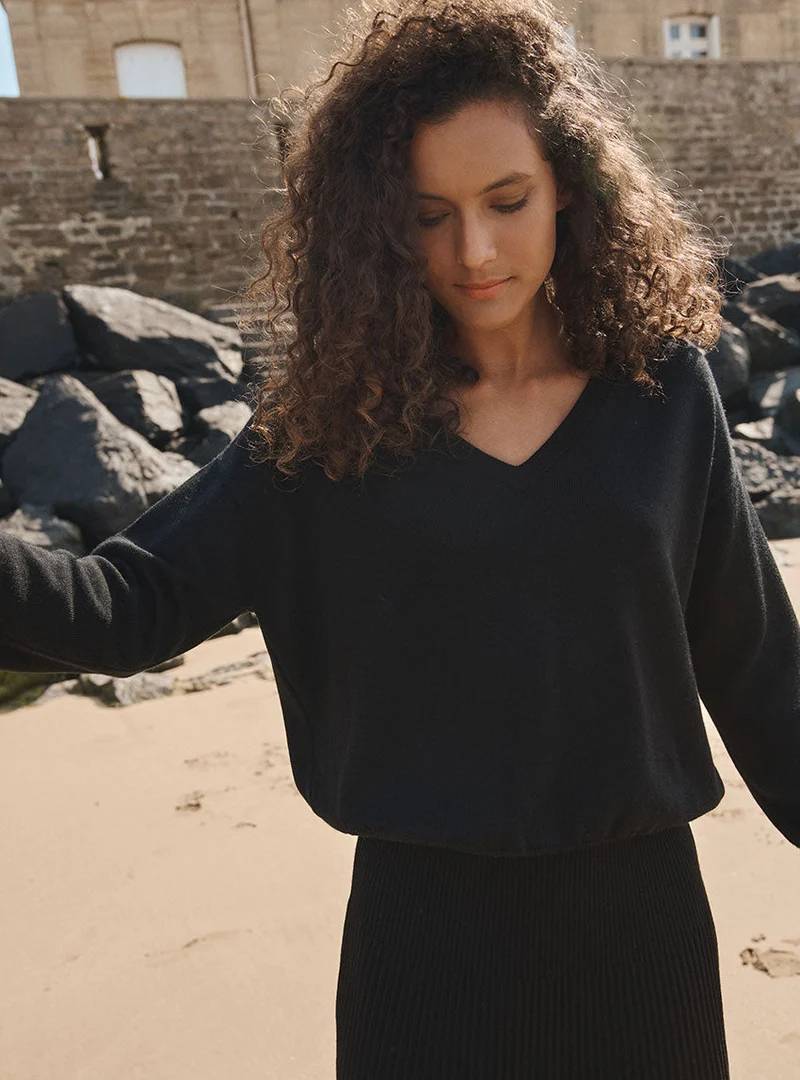Pull col v laine mérinos noir Aglaé