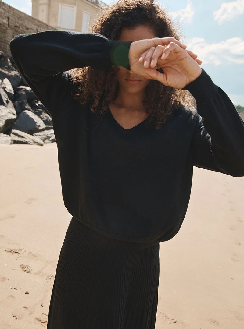 Pull col v laine mérinos noir Aglaé