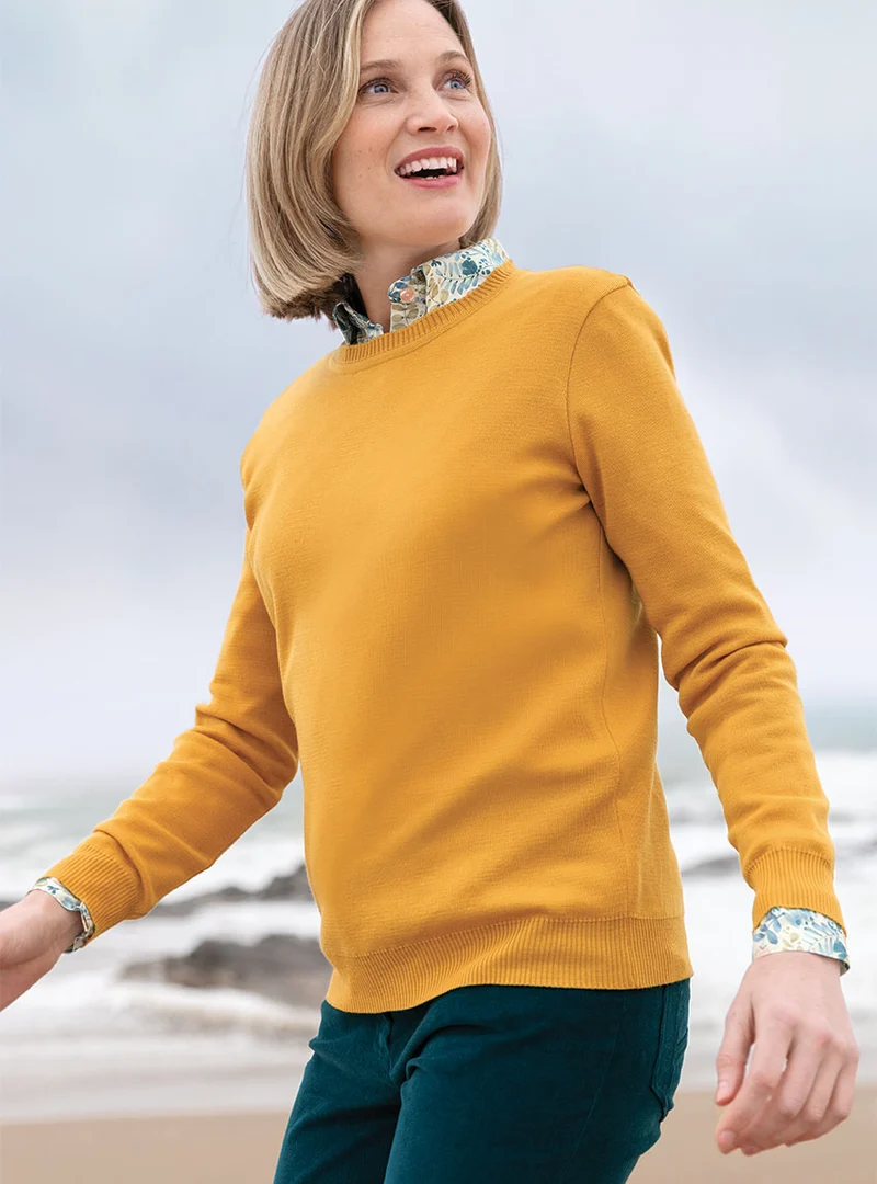 Pull femme en laine mérinos col rond jaune doré
