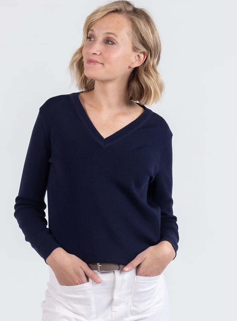 Pull femme col V en laine bleu marine